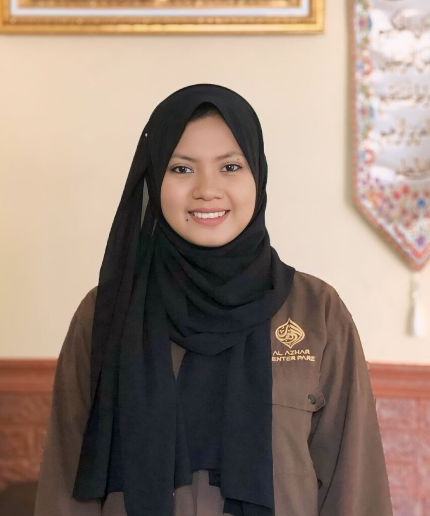 Arum Hidayah, S.Psi. Alumni Pesantren Al-mahrusiyah Lirboyo dan S1 IAI Tribakti Lirboyo.