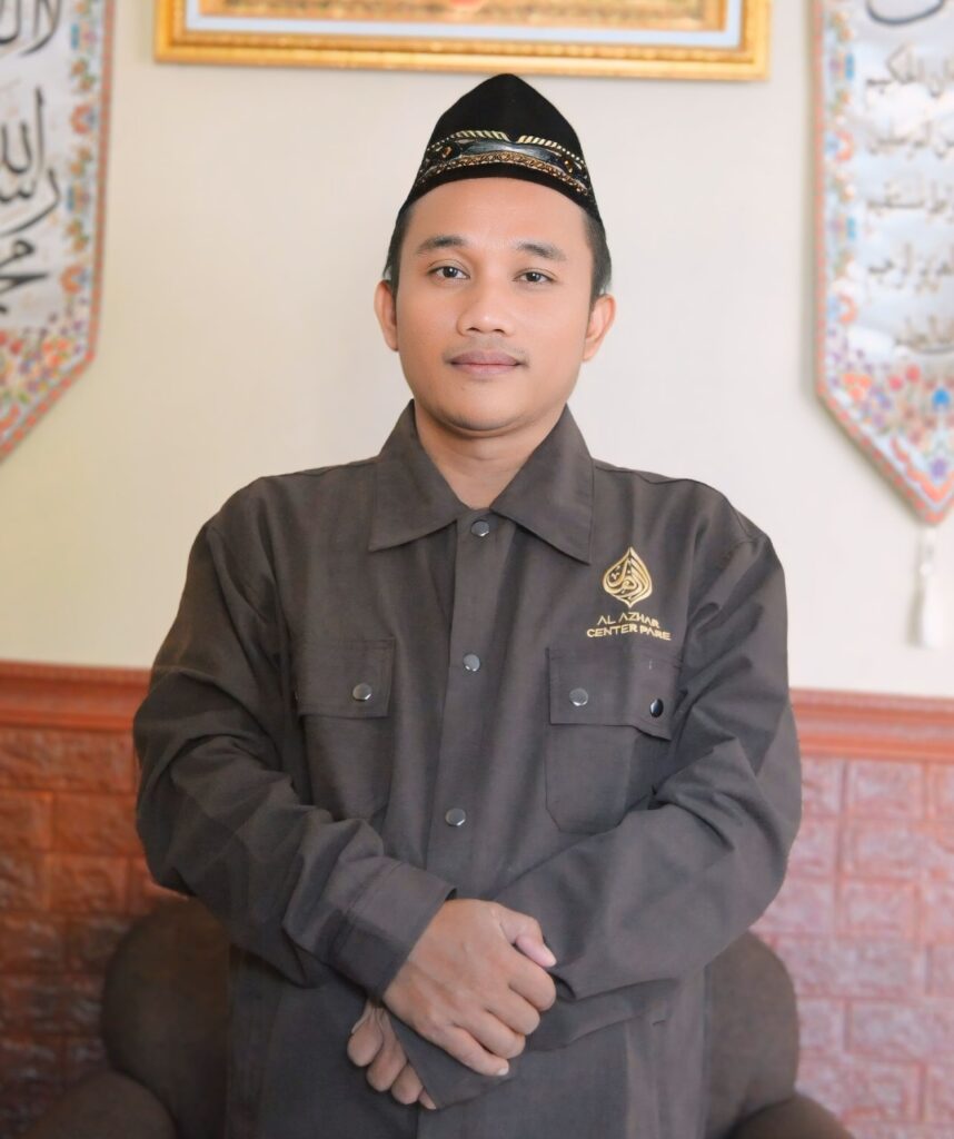 Mohamad Sholihuddin Al-Qoyyuni, BS.  Alumni Nurul Jadid Paiton Problinggo dan S1 International University of Africa Sudan, S2 Omdurman Ismalic University Sudan.