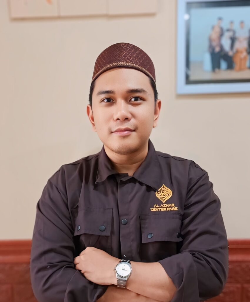 Ust. Muhammad Topan, Lc.  Alumni Darul Lughoh Wa Da’wah Pasuruan dan Universitas Al Ahqaf Yaman.